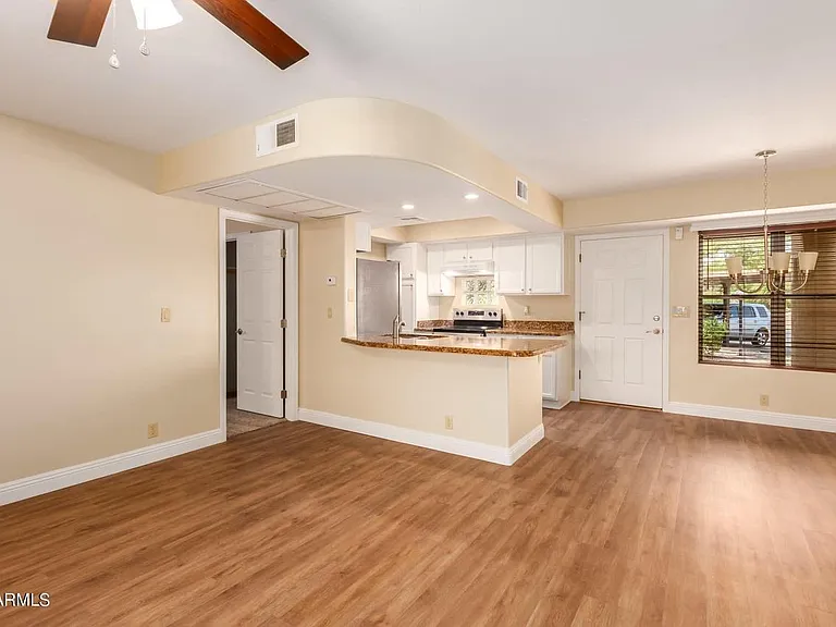 14910 N Kings Way #103 — Photo 4
