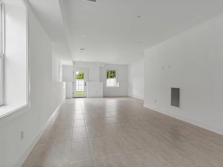 109 Park Ave E — Photo 19