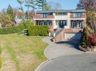 25 Edgewater Ln, Great Neck, NY 11023