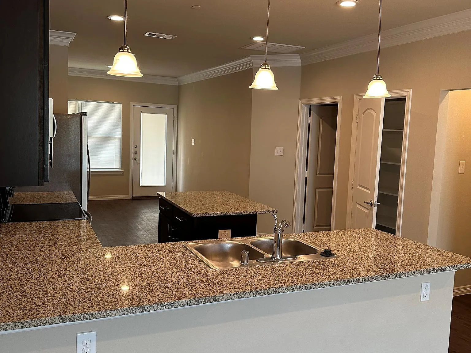 3 bed, 3.5 bath, 1857 sqft, $1,950 — Photo 3
