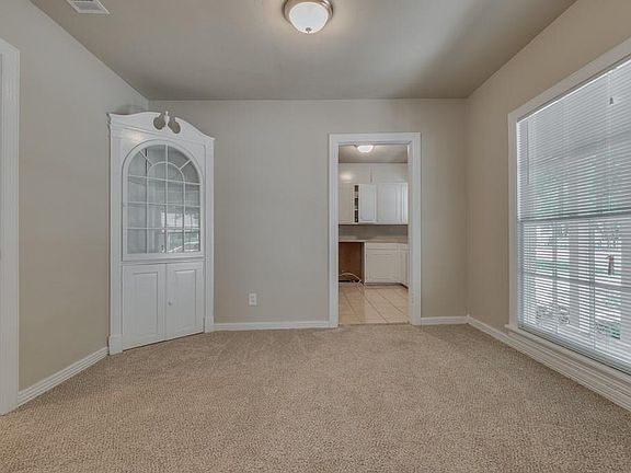 4th image of 3008 Honeysuckle Ave