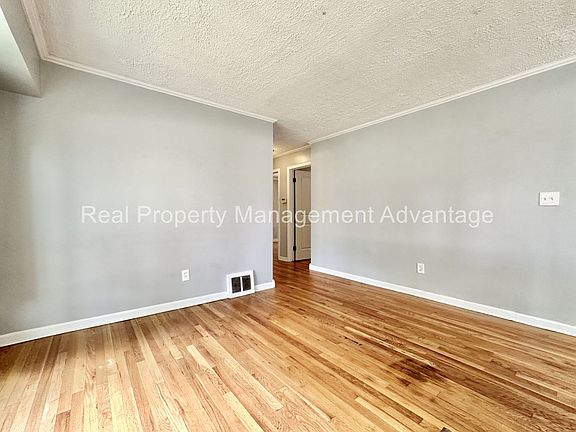3rd image of 23060 Roanoke Ave