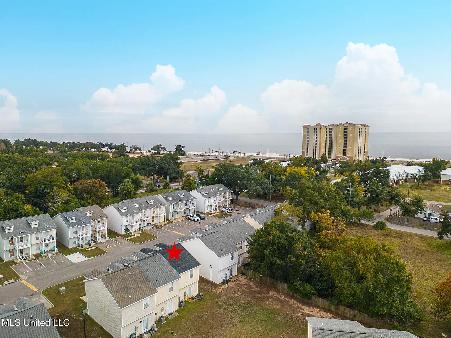 3 bed, 3.0 bath, 1347 sqft, $1,900 — Photo 2