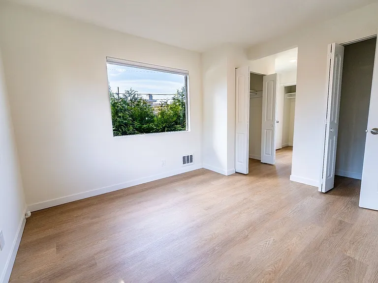 Lake Court Apartments — Photo 31