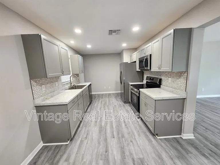 304 S Mercury Ave — Photo 6