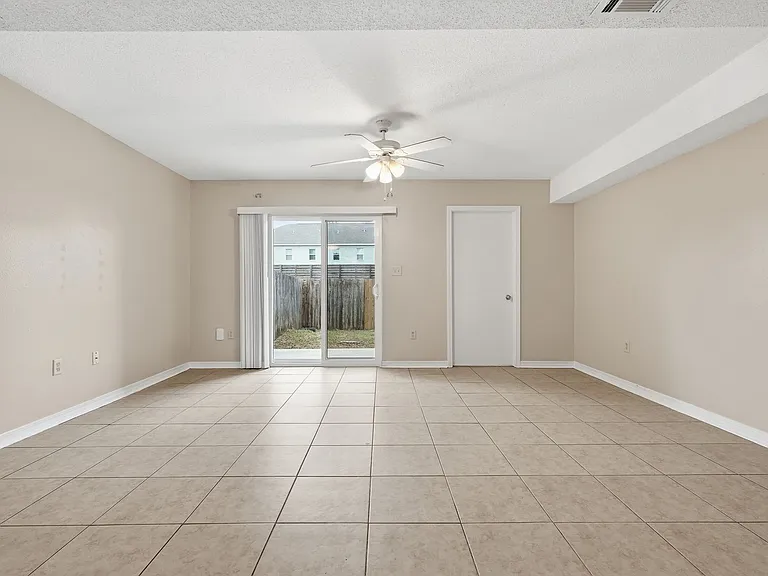 1807 Whispering Oaks Ln — Photo 16