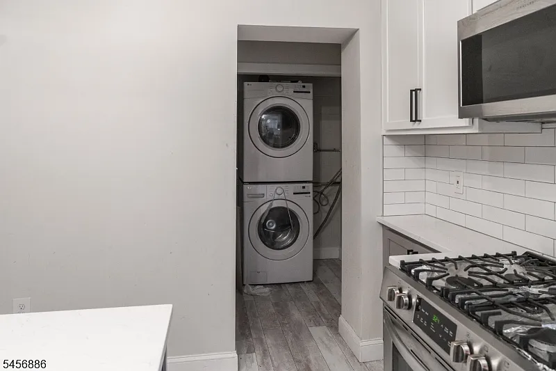 2 bed, 1.0 bath, 1025 sqft, $2,400 — Photo 3