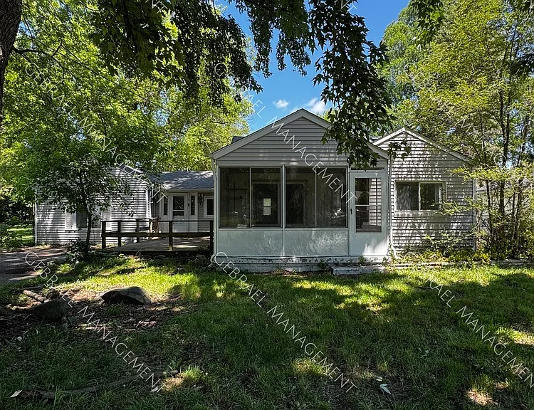 1097 E Schumacher St — Photo 1