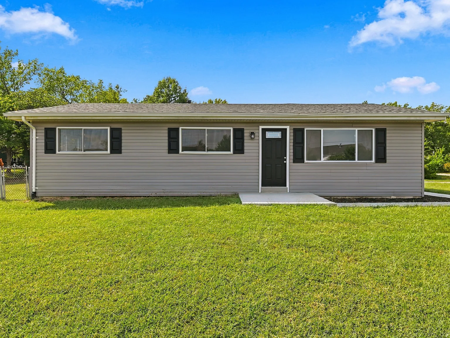 3 bed, 1.5 bath, 1128 sqft, $1,895 — Photo 1