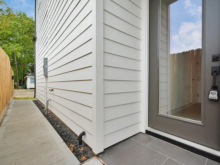 5516 Hardy St — Photo 3
