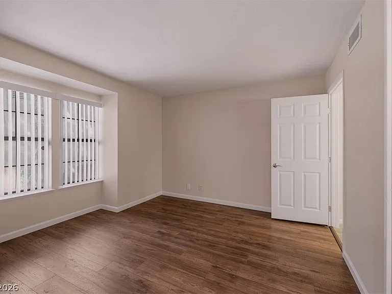 2410 Pickwick Dr — Photo 10