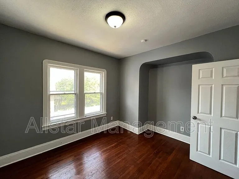 3255 E 139th St #UP — Photo 6