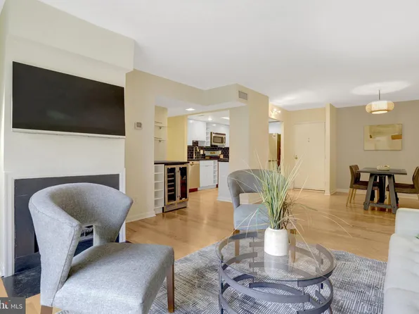 803 N Howard St APT 456, Alexandria, VA 22304