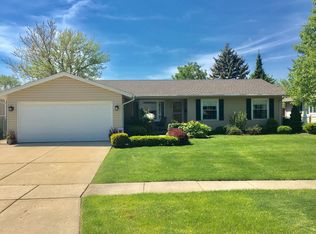 577 Yarmouth Rd, Elk Grove Village, IL 60007