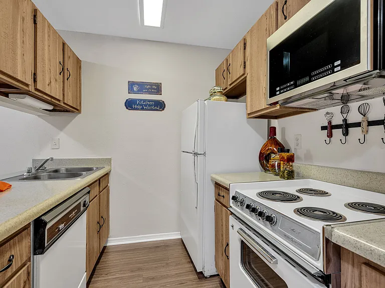 Sunlake Apartments — Photo 29