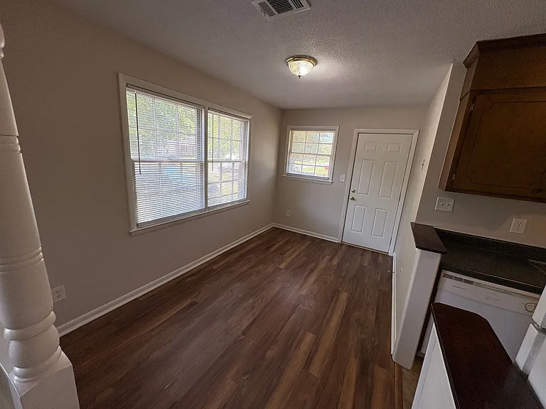 728 Montclair Dr — Photo 5
