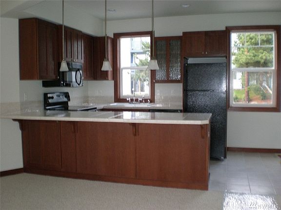 5th image of 816 E Marine View Dr