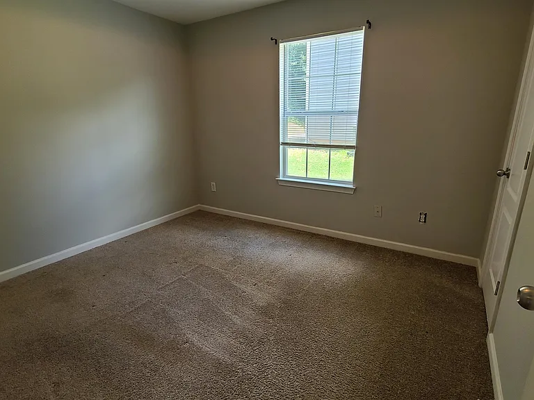 1593 Queen Elizabeth Dr — Photo 13