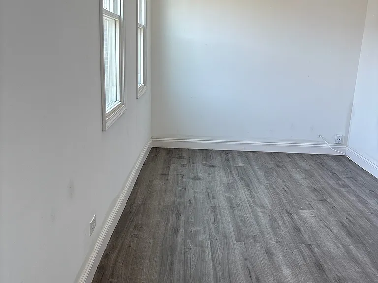 2237 S Oakley Ave — Photo 12