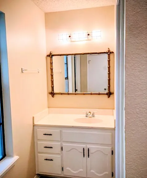 724 E Old North Rd N — Photo 6