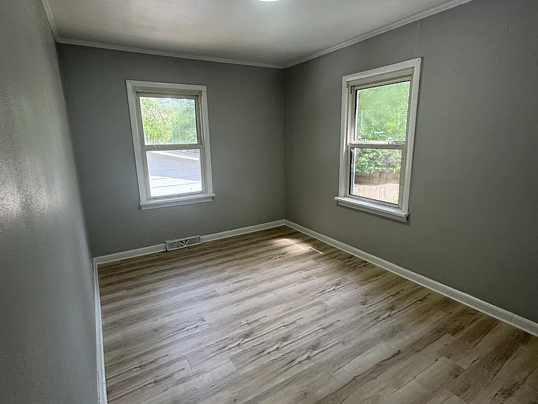 230 Connolly Dr — Photo 1