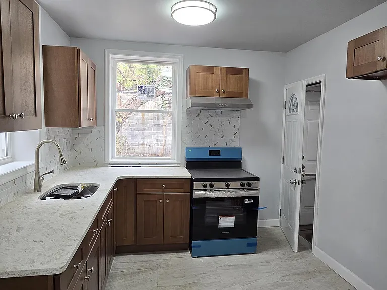 1411 W Loudon St — Photo 12