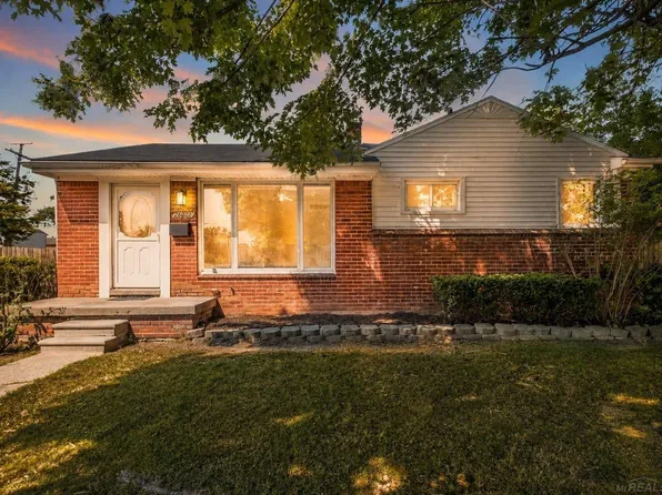 26001 Fernwood St, Roseville, MI 48066