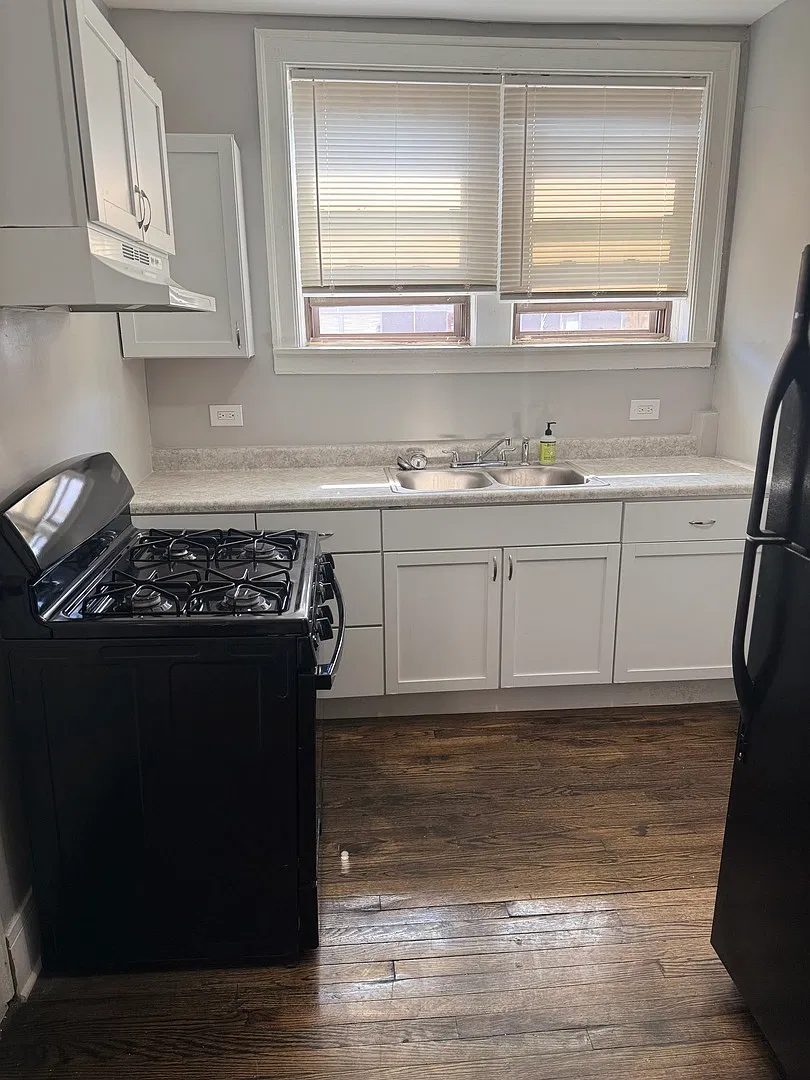 3 bed, 1000 sqft, $1,800 — Photo 2