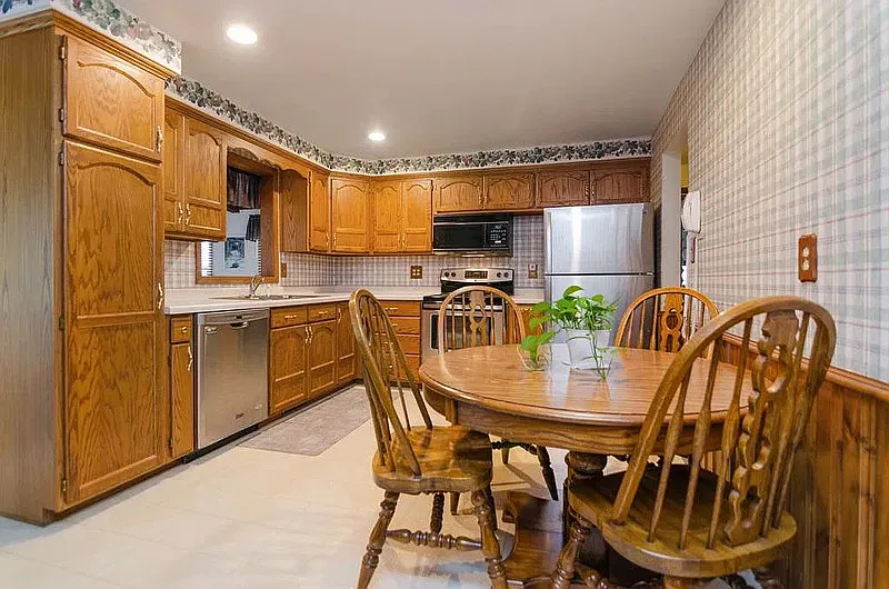 3 bed, 2.0 bath, 2158 sqft, $2,499 — Photo 2