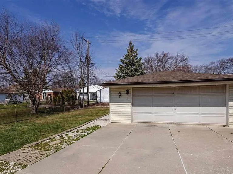 21825 Ridgeway St — Photo 15