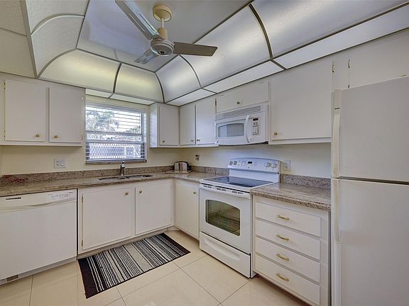 5th image of 700 SE 6 Avenue #105