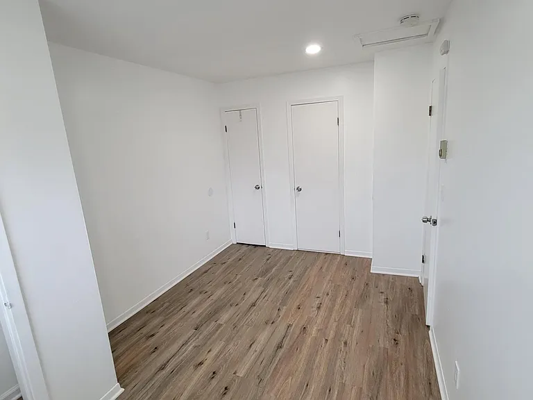 511 Leffert St — Photo 11