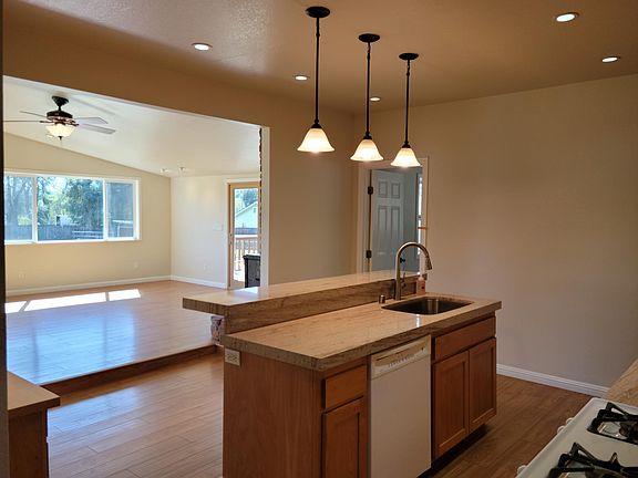 4th image of 1861 Oak Grove Dr