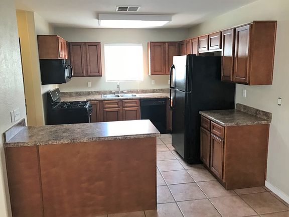 5th image of 2310 E McArthur Dr