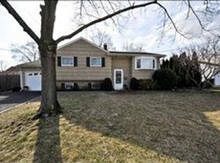 111 Lee Dr, Middlesex, NJ 08846