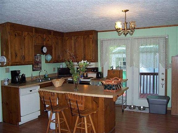 2nd image of 117 Oakwood Pl