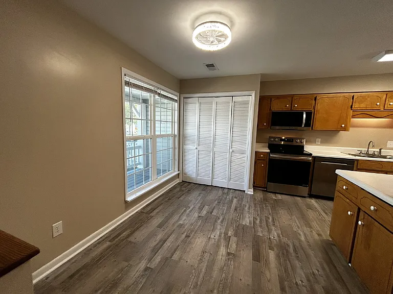 912 Pineland Ave #42 — Photo 2
