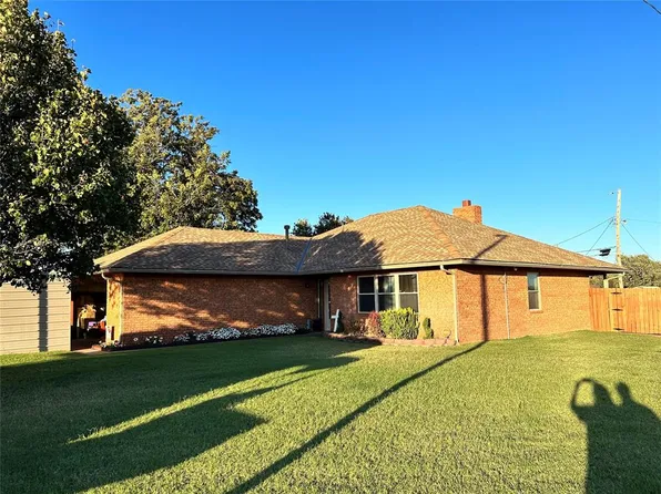 611 S Leach Ave, Watonga, OK 73772