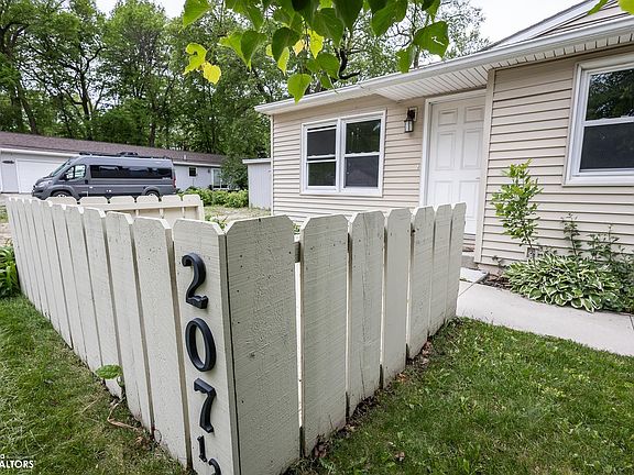 5th image of 207 8th Ave S
