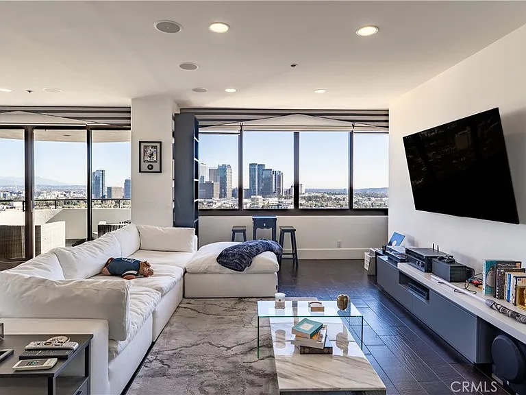 10560 Wilshire Blvd #1706 — Photo 1