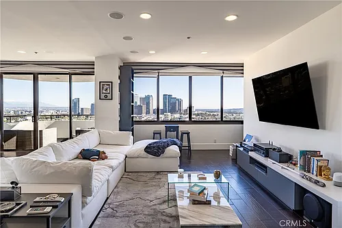 10560 Wilshire Blvd #1706 Photo 1