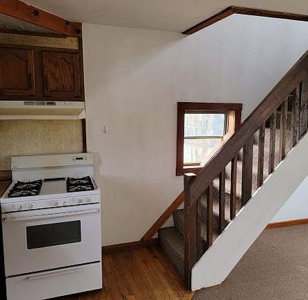 3rd image of 114 1/2 Cochran St