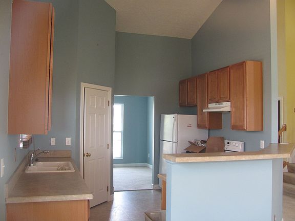 5th image of 261 Lillian Dr