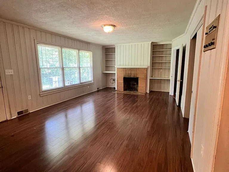 401 Shannon Way — Photo 9