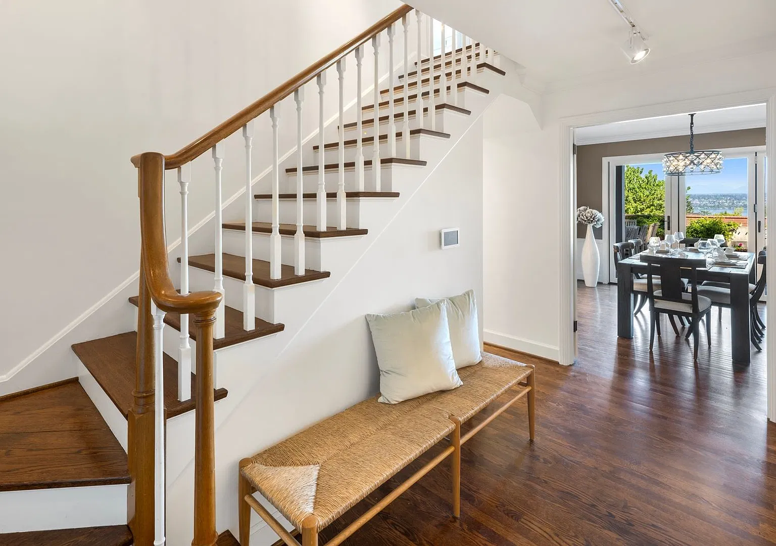 Luxury 4 BD / 3.5 BA House in View Ridge! — Photo 4