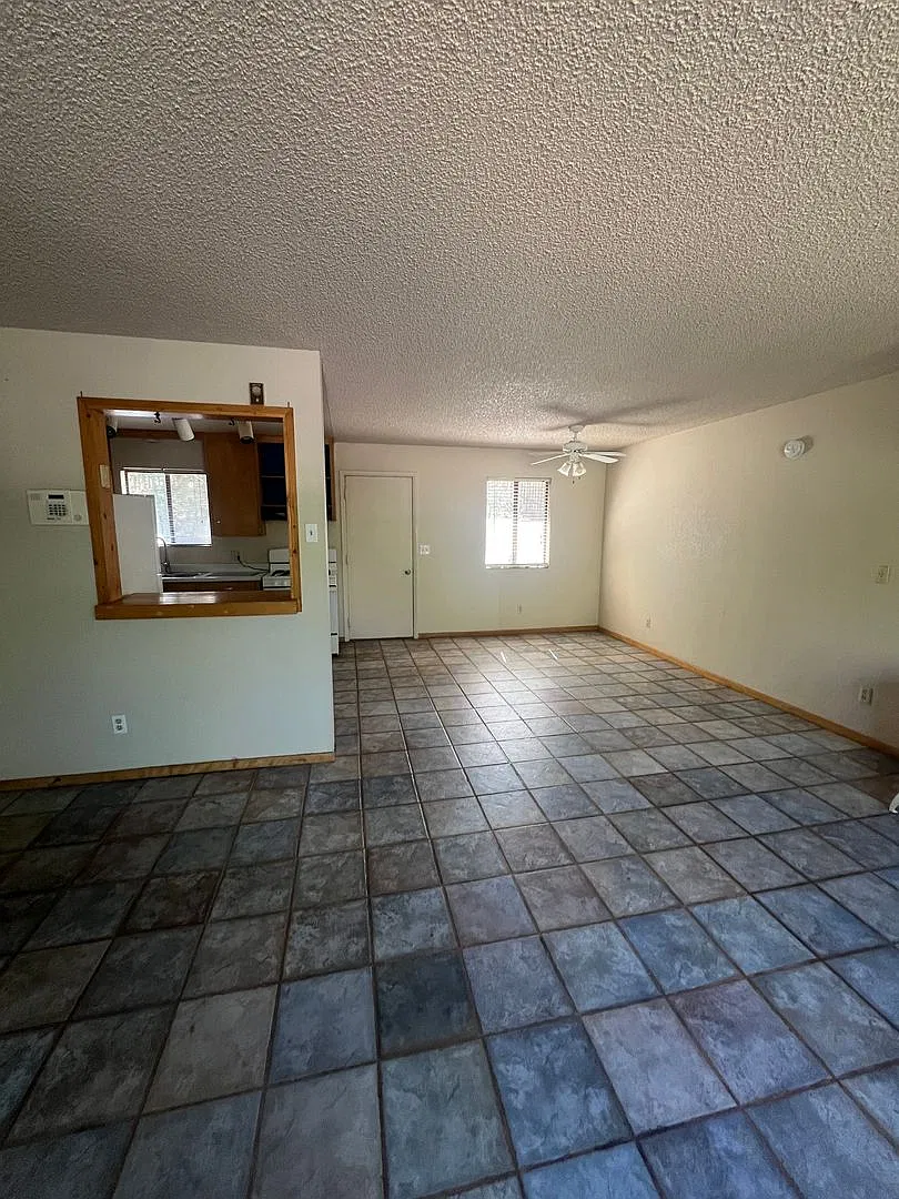 Large 3 Bed/2 Bath HOUSE in East Flag - $2,200.00!! — Photo 4