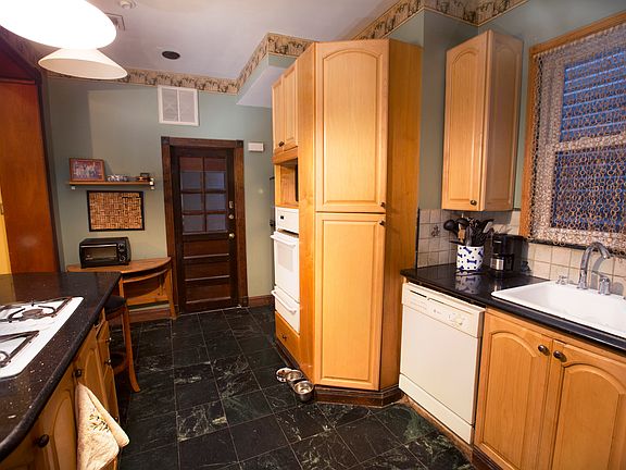 Kitchen - Main floor