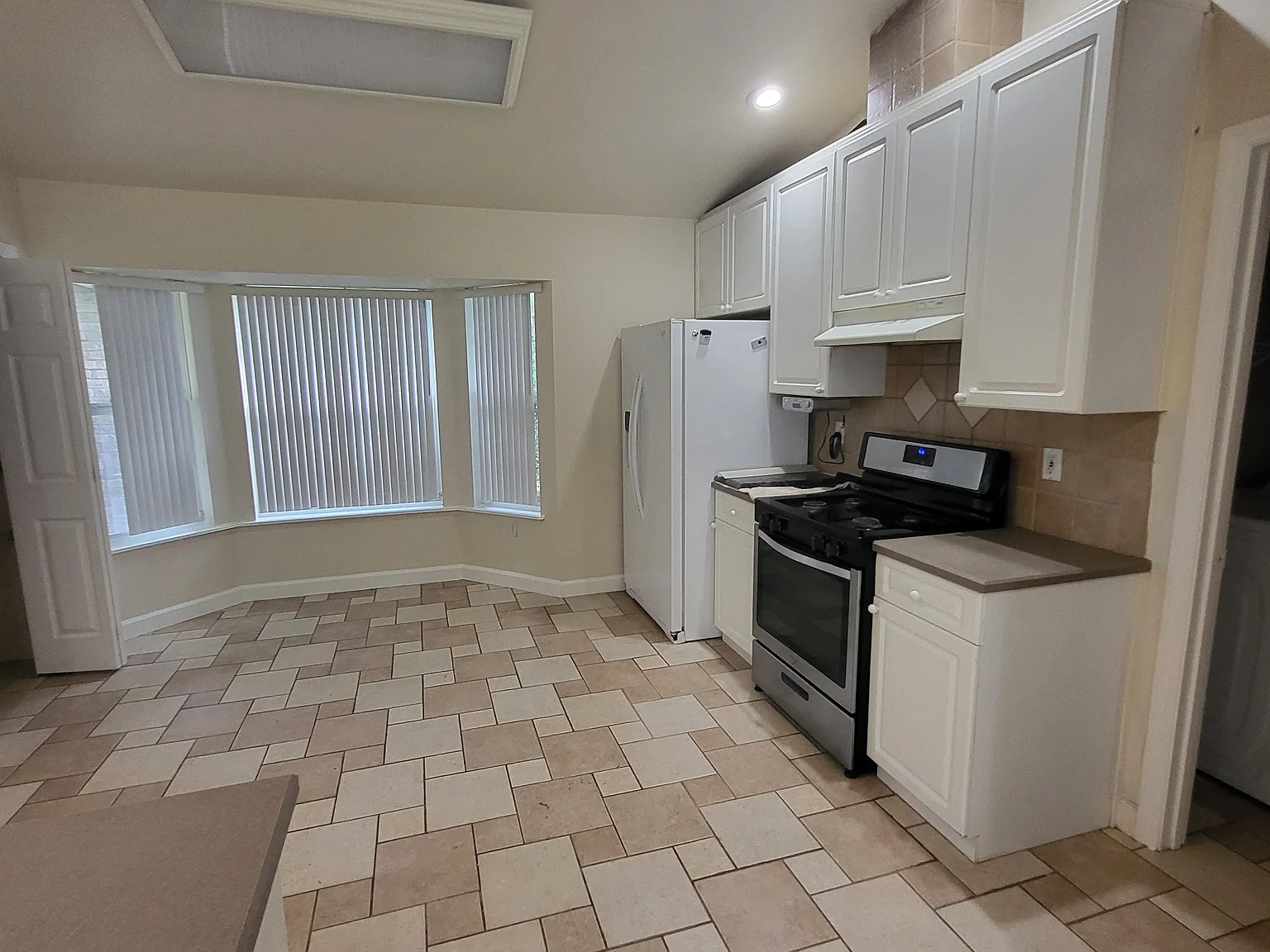 3 bed, 2056 sqft, $2,100 — Photo 3