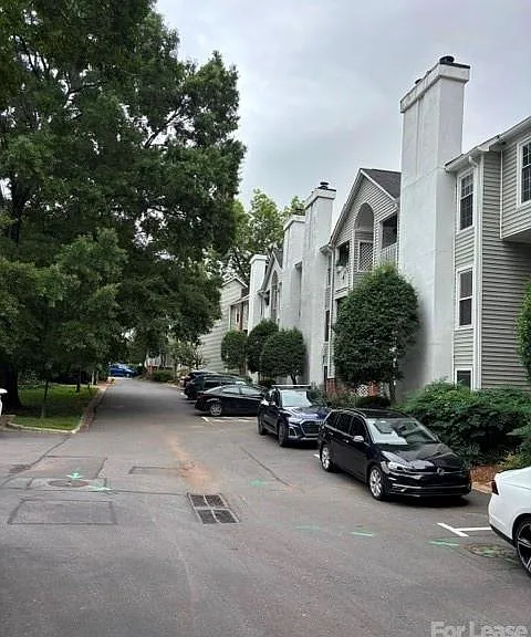 430 Queens Rd — Photo 2