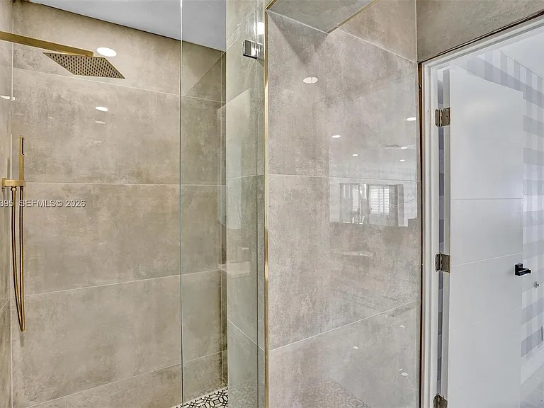 1141 N Northlake Dr — Photo 58